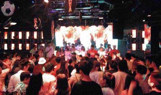 12.24包场北京最大的酒吧工体Vics Club 狂欢平安夜