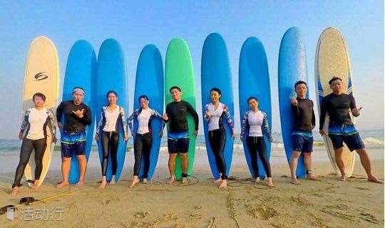 深圳冲浪培训中心：浪神冲浪俱乐部夏日冲浪培训开始招生了！3人组团优惠多多！